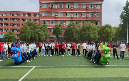 江西新余康展高级技工学校汽车工程学院举行“旱地赛龙舟”趣味活动