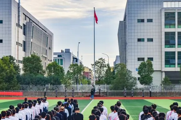 江西新余康展高级技工学校汽车工程学院举行“技能成才，技能报国”主题升国旗仪式